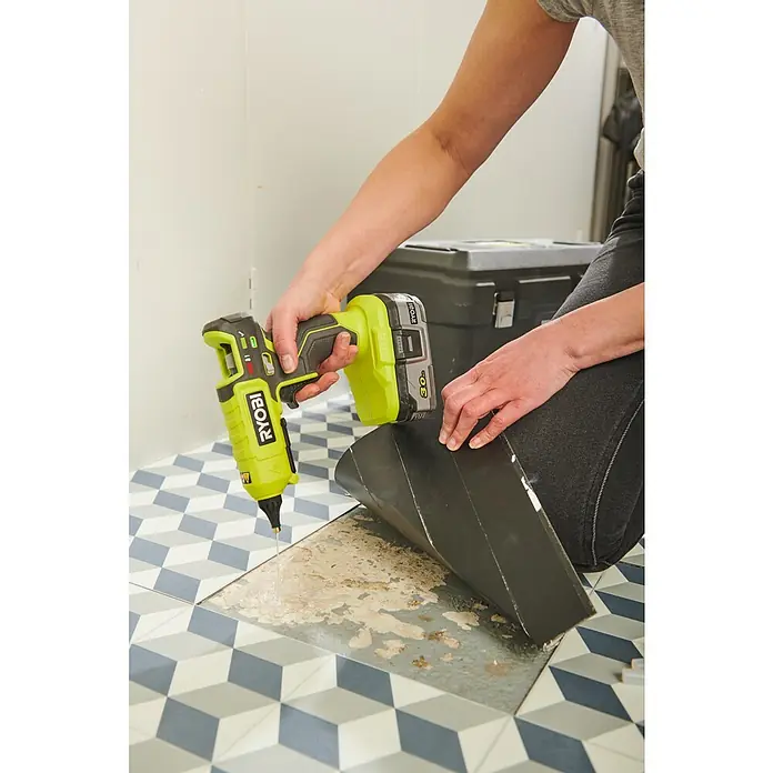Ryobi ONE+ Akku-Heißklebepistole RGL18-0 - 18 V, Ohne Akku, 130 °C - 200 °C - Reparatur von Bodenfliesen mit einer Ryobi-Heißklebepistole. Präzise und effizient für schnelle Ausbesserungen im Haus.