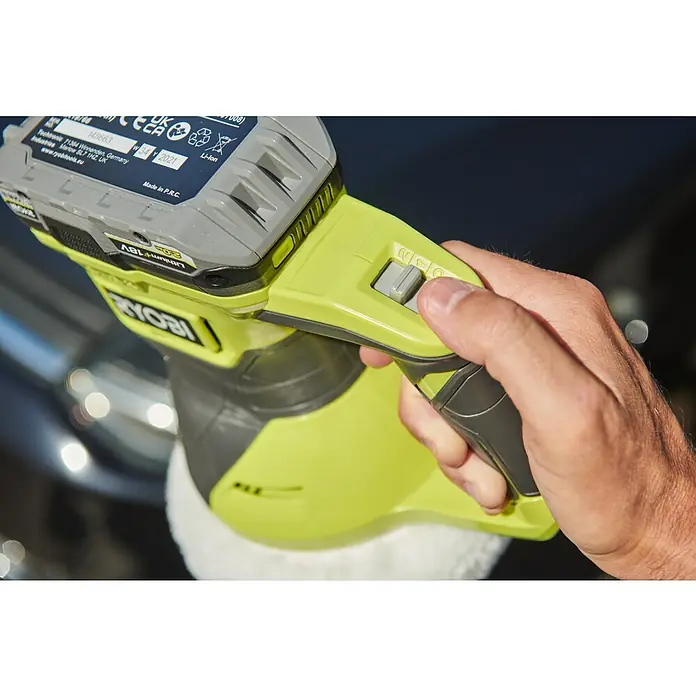 Ryobi ONE+ Akku-Poliermaschine RBP18150-0 - Ohne Akku, Leerlaufdrehzahl: 1.500 U/min - 4.500 U/min - Nahaufnahme eines Akku-Poliermaschine der Marke Ryobi. Das Gerät ist mit einem 18V Lithium+ Akku ausgestattet und wird von einer Hand bedient.