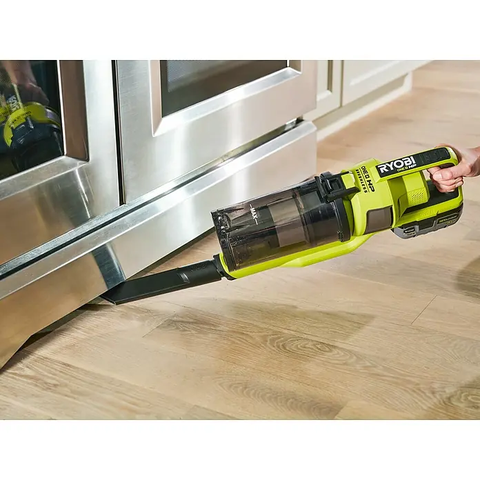 Ryobi ONE+HP Akku-Staubsauger RSV18X1-018 V, Ohne Akku, Behältervolumen: 0,8 l - Ein grüner Ryobi ONE+ HP Akku-Staubsauger wird verwendet, um unter einem Edelstahlofen auf einem Holzboden zu saugen.