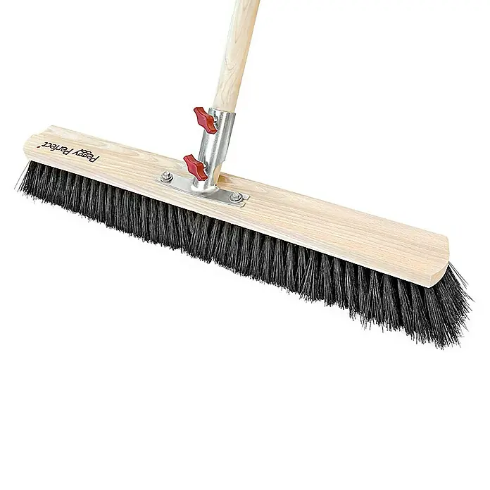 Peggy Perfect Tiger Saalbesen - Mit Stiel, Breite Besen: 60 cm, Material Borsten: Haarmischung - Eine Straßenbürste von Peggy Perfect mit Holzstiel und grauen Borsten, ideal für die Reinigung von Außenbereichen.