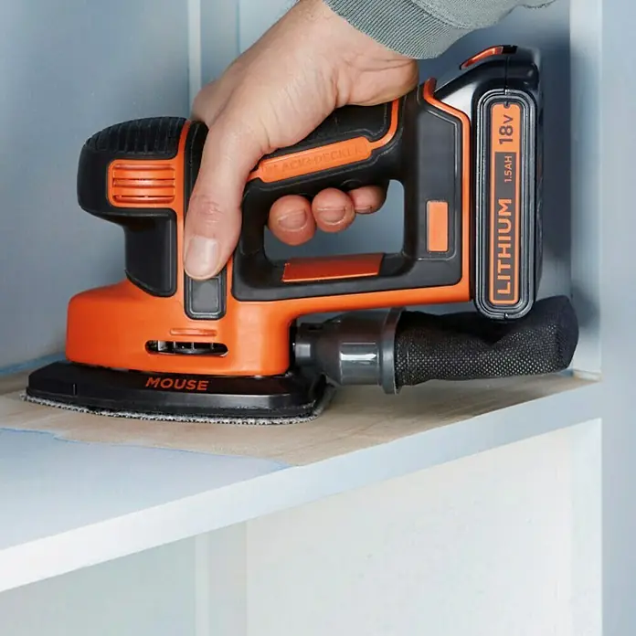 Black+Decker Lijadora delta de batería BDCDS18 - 18 V, 1 batería, 1,5 Ah - La lijadora de detalles inalámbrica Black+Decker BDCDS18N-XJ está sujeta por una mano y lija una superficie. La lijadora es naranja y negra.