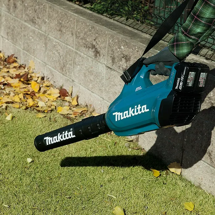 Makita LXT 18V Akku-Laubbläser DUB362Z - 18 V, Ohne Akku, Blasgeschwindigkeit: 27 m/s - 53 m/s, Blasleistung: 402 m³/h - 798 m³/h - Bild einer Makita Akku-Blasgeräts im Einsatz, ideal für die Gartenpflege.