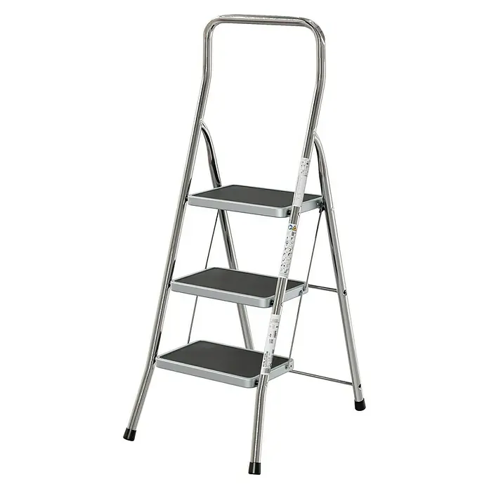 Krause Klapptritt Toppy XLAnzahl Tritte: 3 Stk., Arbeitshöhe: 2,7 m - Eine dreistufige Tritthockerleiter aus Aluminium mit schwarzen Trittflächen steht vor einem schwarzen Hintergrund.
