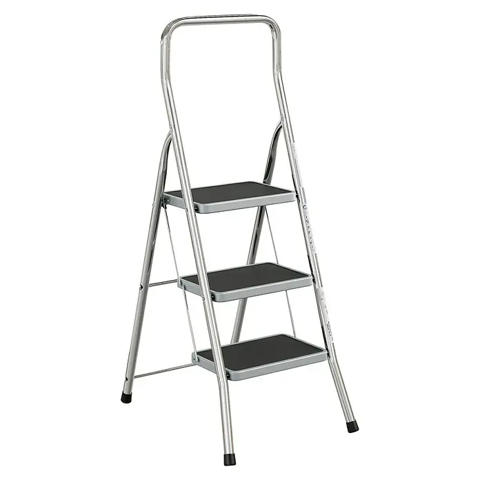 Krause Klapptritt Toppy XL - Anzahl Tritte: 3 Stk., Arbeitshöhe: 2,7 m, Belastbarkeit: 150 kg, Aluminium - Bild einer dreistufigen, silberfarbenen Trittleiter mit schwarzen Stufen auf dunklem Hintergrund.