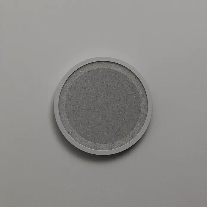 Brilliant LED-Deckenleuchte rund Tanida22 W, Ø x H: 29,5 x 2,5 cm, Weiß, Neutralweiß - Nahaufnahme einer runden, grauen Akustikplatte zur Wandmontage mit einer dekorativen geriffelten Oberfläche.