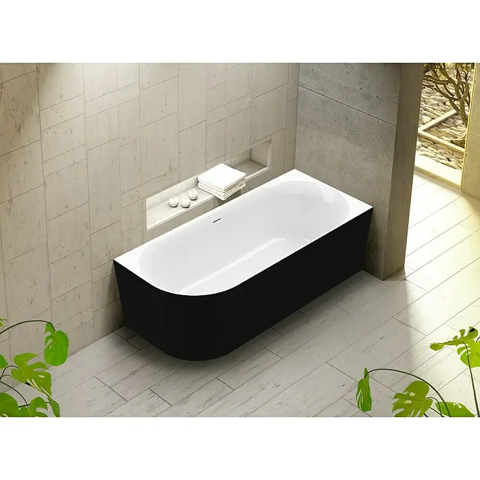 Ottofond Raumsparbadewanne Mince Corner - 180 x 80 cm, Sanitäracryl, Schwarz/Weiß, Links - Elegante, freistehende Badewanne in Schwarz und Weiß. Das moderne Design wird durch schlichte Fliesen und Pflanzen ergänzt.