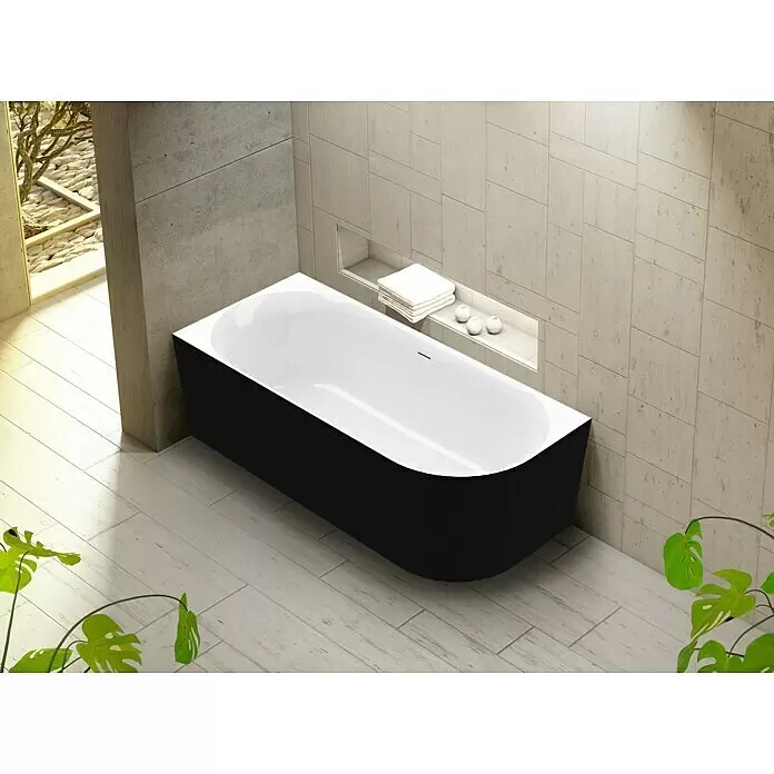 Ottofond Raumsparbadewanne Mince Corner - 180 x 80 cm, Sanitäracryl, Schwarz/Weiß, Rechts - Schwarz-weiße freistehende Badewanne in einem modernen Badezimmer mit hellen Fliesen und natürlichem Licht.