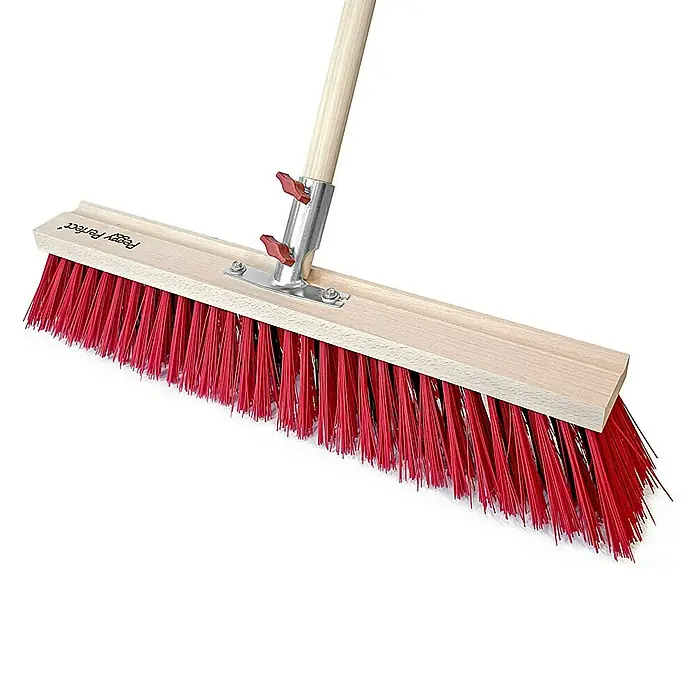 Peggy Perfect Tiger Straßenbesen PET Borste - Mit Stiel, Breite Besen: 60 cm, Material Borsten: PET - Ein roter Straßenbesen mit hellem Holzgriff und silberner Halterung, ideal für die Reinigung von Außenbereichen.