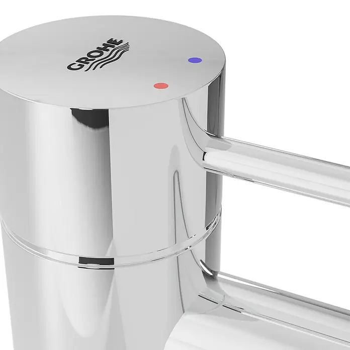 Grohe Essence Waschtischarmatur S-SizeChrom, Glänzend - Nahaufnahme einer glänzenden Grohe Armatur mit blauen und roten Markierungen zur Temperaturregelung.