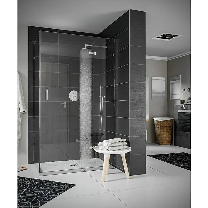 Hansgrohe Ecostat UP-Thermostatarmatur S - Rund, Chrom, Glänzend - Ein modernes Badezimmer mit einer begehbaren Dusche mit Glaswänden und dunklen Fliesen, die eine elegante Atmosphäre schafft.