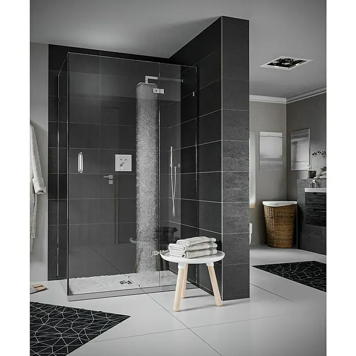 Hansgrohe UP-Thermostatarmatur ShowerSelect - Eckig, Chrom, Glänzend - Modernes Badezimmer mit einer begehbaren Dusche mit Glaswand und schwarzen Fliesen, die dem Raum ein elegantes Aussehen verleihen.