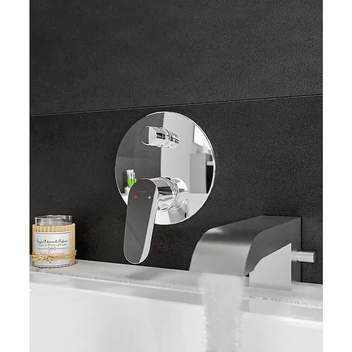 Hansgrohe Focus UP-Badewannenarmatur - Chrom, Glänzend - Nahaufnahme eines modernen Wasserhahns mit Einhebelmischer und Wasserauslauf vor einer dunklen Wand.