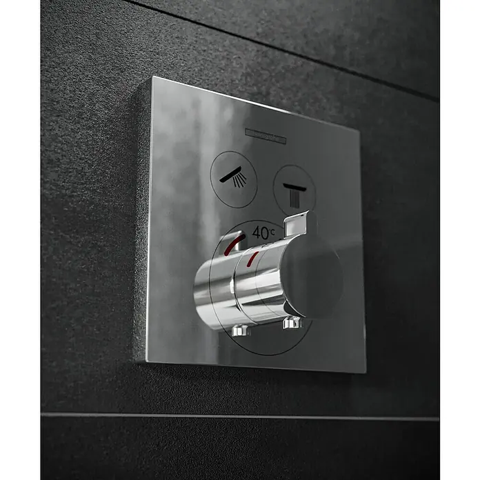 Hansgrohe UP-Thermostatarmatur ShowerSelect - Eckig, Chrom, Glänzend - Nahaufnahme eines stilvollen, quadratischen Duschthermostats mit verchromter Oberfläche und Temperaturregler.