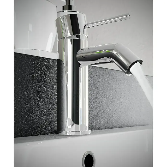 Grohe Essence New Waschtischarmatur S-Size - Höhe: 17,4 cm, Chrom, Glänzend - Nahaufnahme eines modernen, verchromten Wasserhahns mit fließendem Wasser in einem stilvollen Badezimmer.