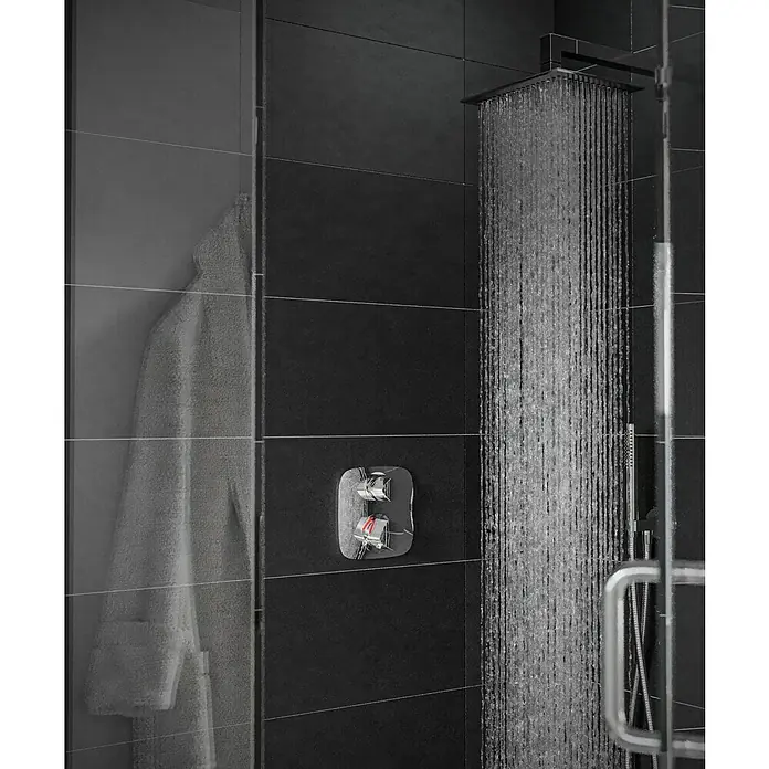 Hansgrohe Ecostat UP-Thermostatarmatur E - Gebogen, Chrom, Glänzend - Modernes Badezimmer mit Regendusche und stilvoller Armatur an dunklen Fliesen. Ein Bademantel hängt bereit.