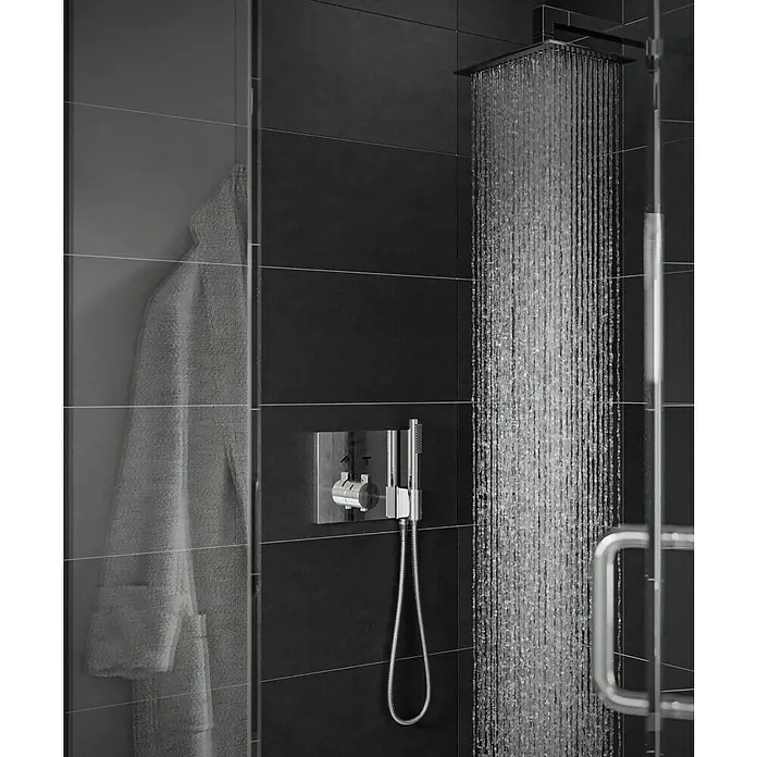 Hansgrohe UP-Thermostatarmatur ShowerSelect mit Fixfit und Portereinheit - Chrom, Glänzend - Dusche mit Kopfbrause und Handbrause vor dunklen Fliesen.