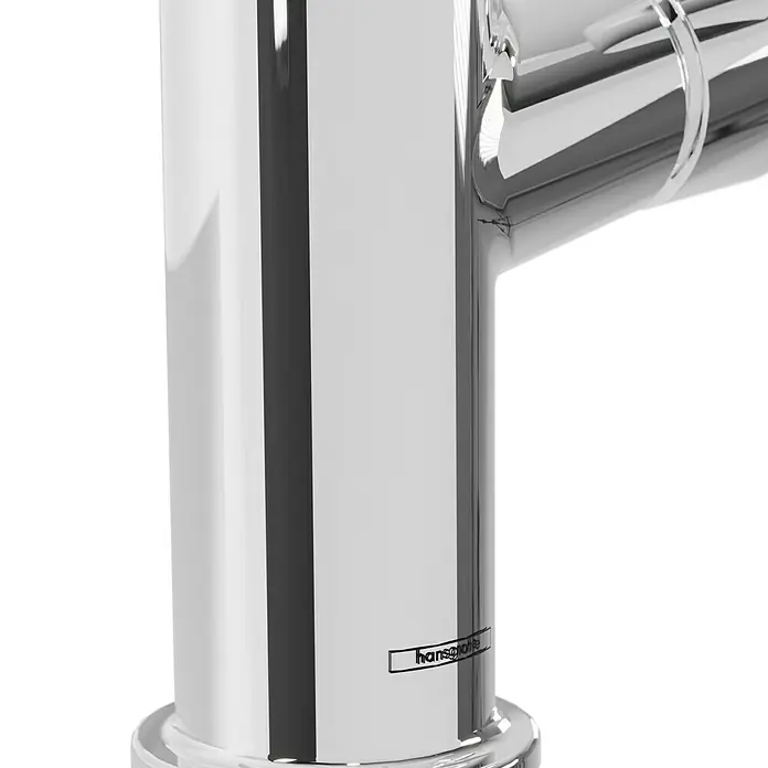 Hansgrohe Logis Waschtischarmatur 210 - Chrom, Glänzend - Detailaufnahme eines glänzenden Hansgrohe Wasserhahns mit klaren Linien und moderner Ästhetik im Fokus.
