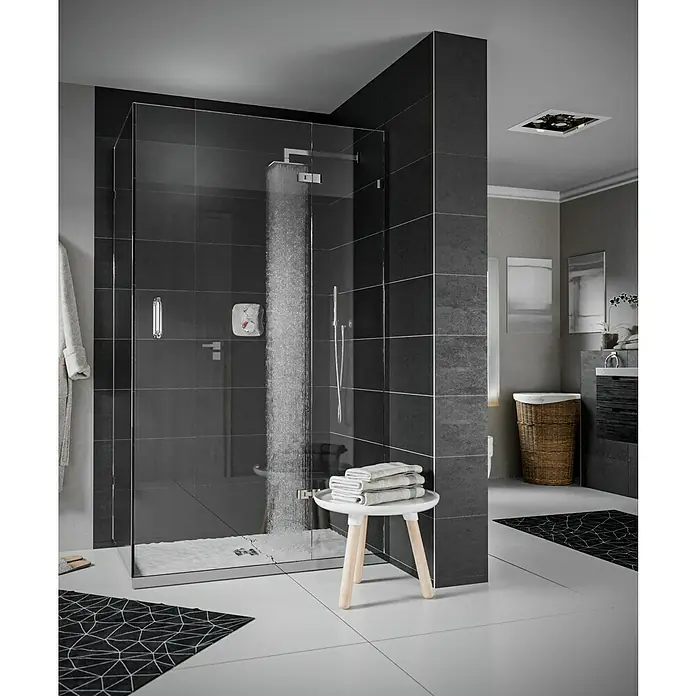 Hansgrohe Ecostat UP-Thermostatarmatur E - Gebogen, Chrom, Glänzend - Modernes Badezimmer mit begehbarer Dusche und grauen Fliesen. Ein Hocker mit Handtüchern steht davor. Zeitloses Design für Ihr Bad.