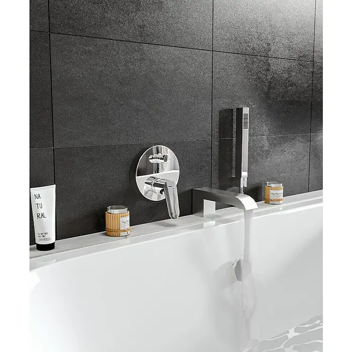 Hansgrohe Focus UP-Badewannenarmatur - Chrom, Glänzend - Detailansicht einer Badewannenarmatur mit Chromoberfläche vor dunklen Fliesen.