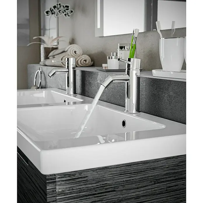 Grohe Essence New Waschtischarmatur S-Size - Höhe: 17,4 cm, Chrom, Glänzend - Elegantes Doppelwaschbecken mit modernen Chromarmaturen und fließendem Wasser in einem stilvollen Badezimmer.
