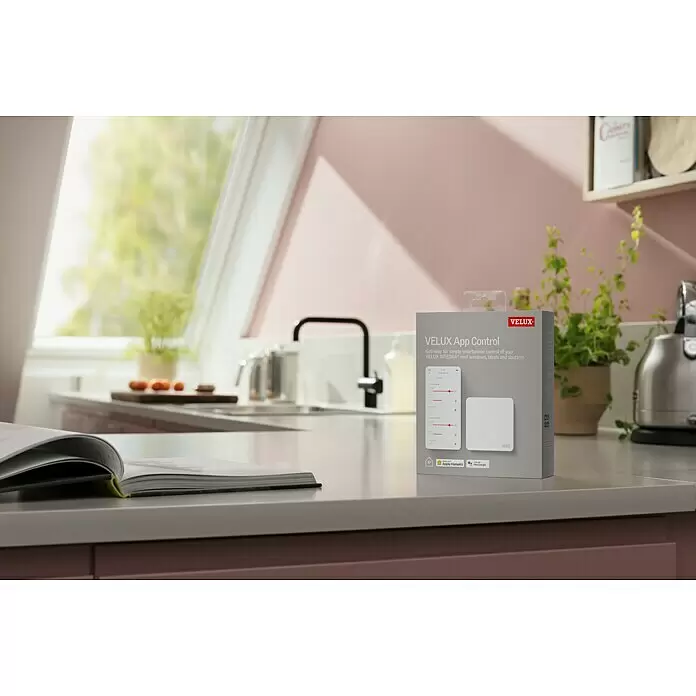 Velux App Control KIG 300 - Passend für: VELUX Solar- & Elektro-Produkte hergestellt seit 2007 - VELUX App Control Gateway-Box auf einer Küchenarbeitsplatte, zeigt Smart-Home-Integration für Dachfenster, Rollos und Jalousien.