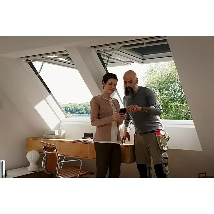 Velux App Control KIG 300 - Passend für: VELUX Solar- & Elektro-Produkte hergestellt seit 2007 - Weiße Dachfenster, teilweise geöffnet, zeigen Mechanismus im Dachzimmer mit hellem Naturblick.