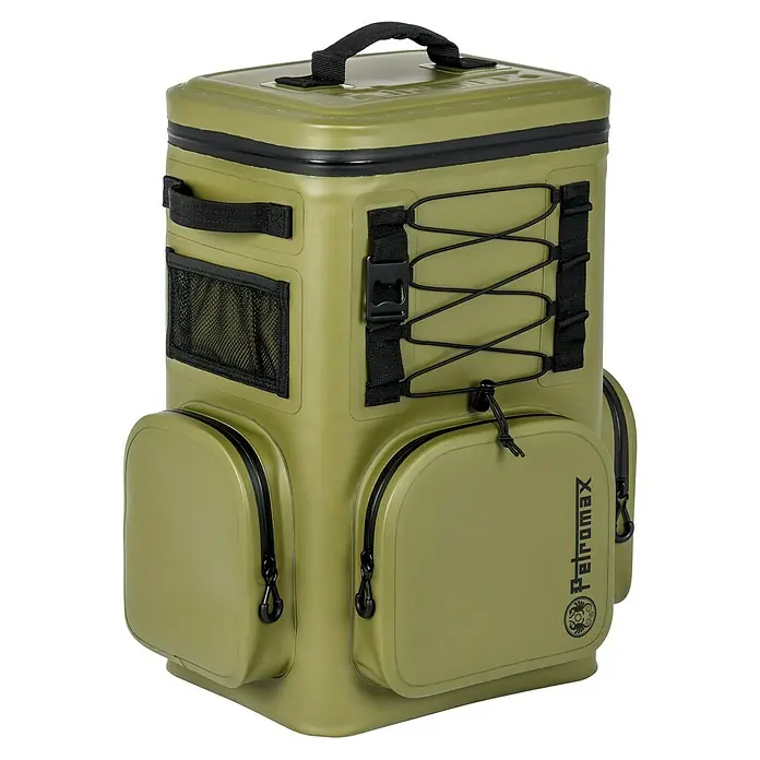 Petromax Kühlrucksack - Volumen: 17 l, Oliv, L x B x H: 31 x 37,5 x 51,5 cm - Ein olivgrüner Petromax Kühlrucksack mit Tragegriff, Seitentaschen und Gummizug. Ideal für Outdoor-Aktivitäten und zum Transportieren von Lebensmitteln.