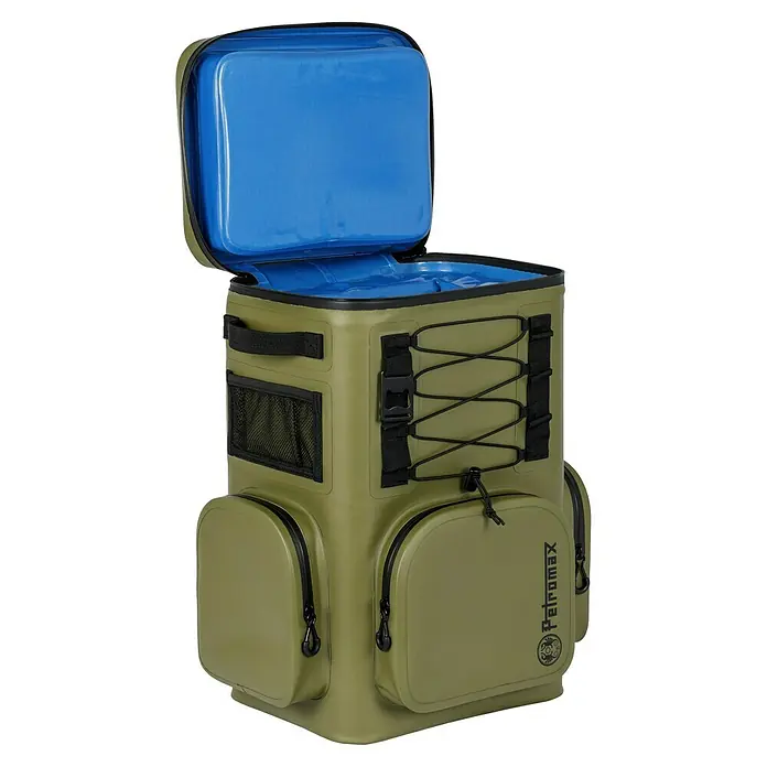 Petromax Kühlrucksack - Volumen: 17 l, Oliv, L x B x H: 31 x 37,5 x 51,5 cm - Hier ist ein Petromax Kühltasche Rucksack in Olivgrün mit geöffnetem Deckel, der sein blaues Inneres zeigt.