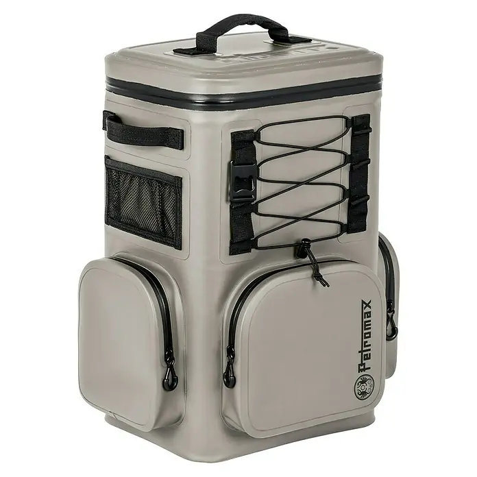 Petromax Kühlrucksack - Volumen: 17 l, Sand, L x B x H: 31 x 37,5 x 51,5 cm - Abbildung eines Petromax Kühlrucksacks in hellgrauer Farbe. Der Rucksack hat mehrere Taschen und Riemen für zusätzlichen Stauraum.