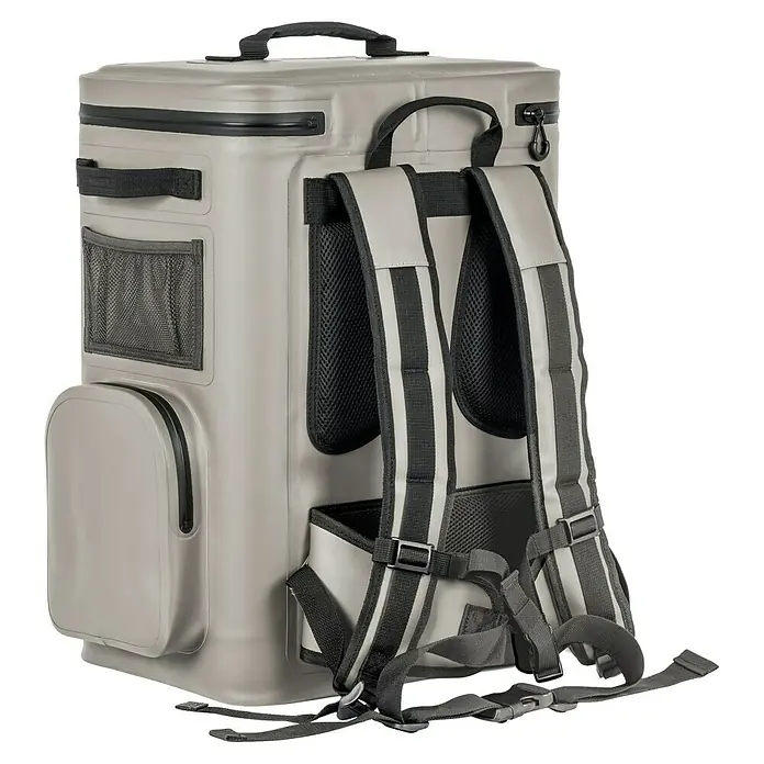 Petromax Kühlrucksack - Volumen: 27 l, Sand, L x B x H: 44,5 x 34 x 54,5 cm - Ein grauer, isolierter Rucksack-Kühlbehälter mit Tragegriffen und Fächern, ideal für Outdoor-Abenteuer und zum Frischhalten von Speisen und Getränken.