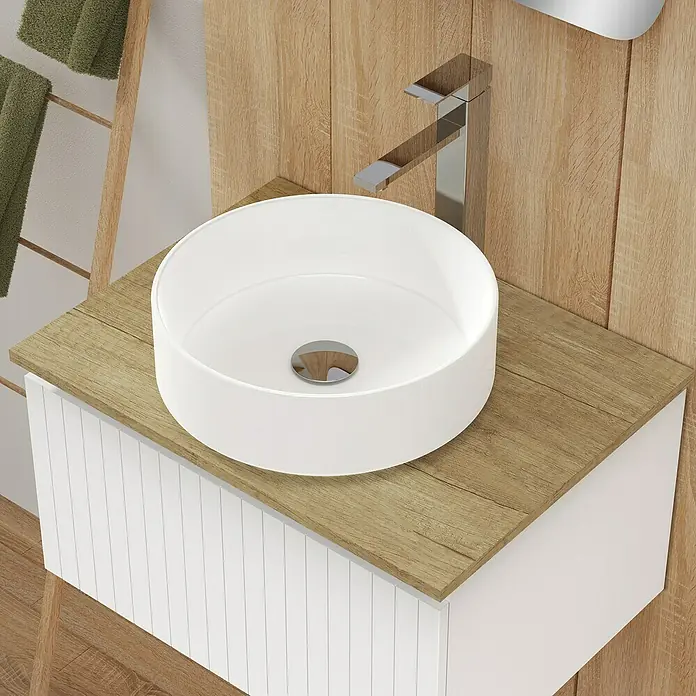 Artysan Conjunto de mueble de baño Yako - Ancho: 60 cm, Blanco seda, 3 pzs. - Primer plano de un baño moderno con un lavabo sobre encimera redondo blanco y un elegante grifo cromado.
