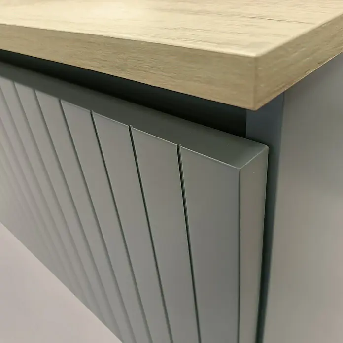Artysan Conjunto de mueble de baño Yako - Ancho: 80 cm, Verde musgo, 3 pzs. - Primer plano de un moderno mueble de baño gris con una encimera de madera clara, que muestra un diseño elegante y minimalista.