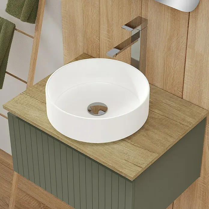Artysan Conjunto de mueble de baño Yako - Ancho: 60 cm, Verde musgo, 3 pzs. - Primer plano de un lavabo redondo blanco sobre una base de madera con un moderno grifo cromado.