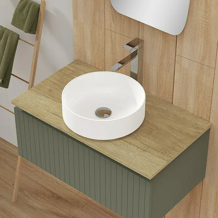 Artysan Conjunto de mueble de baño Yako - Ancho: 80 cm, Verde musgo, 3 pzs. - Primer plano de un baño moderno con un lavabo sobre encimera redondo y detalles de madera.