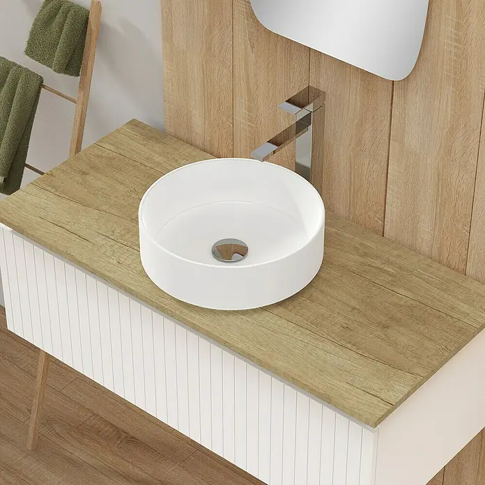 Artysan Conjunto de mueble de baño Yako - Ancho: 100 cm, Blanco seda, 3 pzs. - Un lavabo de baño moderno con grifo sobre una encimera de madera con frente blanco. El lavabo redondo es llamativo.