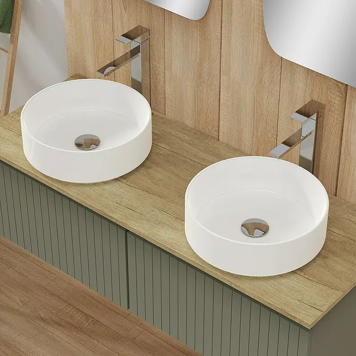 Artysan Conjunto de mueble de baño Yako - Verde musgo, 5 pzs. - Lavabo doble con dos lavabos sobre encimera redondos blancos y grifos modernos, sobre un mueble de baño con encimera de madera.