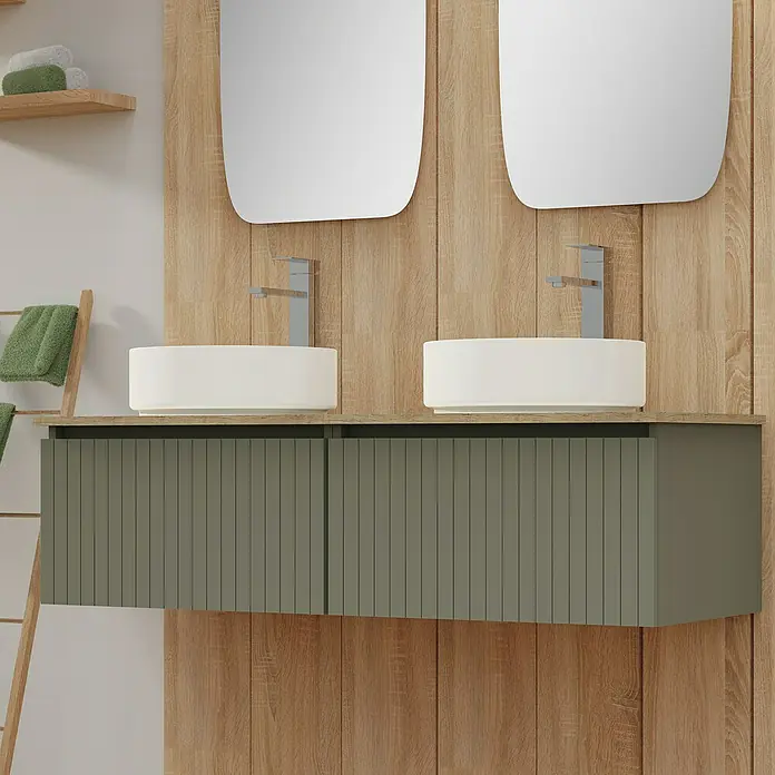 Artysan Conjunto de mueble de baño Yako - Verde musgo, 5 pzs. - Tocador doble con dos lavabos de encimera en un baño con paneles de madera y espejos. El mueble es moderno y elegante.