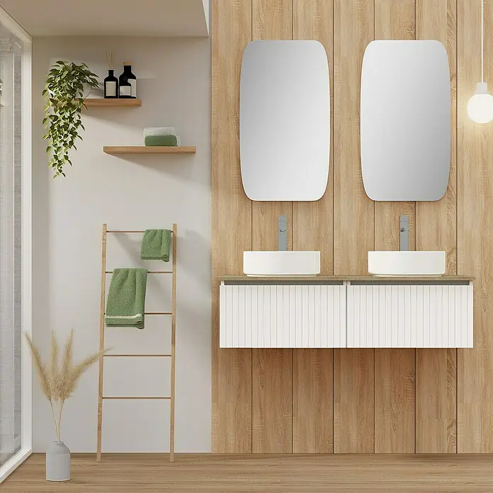 Artysan Conjunto de mueble de baño Yako - Blanco seda, 5 pzs. - Un baño con un tocador con dos lavabos redondos y espejos rectangulares, acentuado por una escalera de madera con toallas verdes.