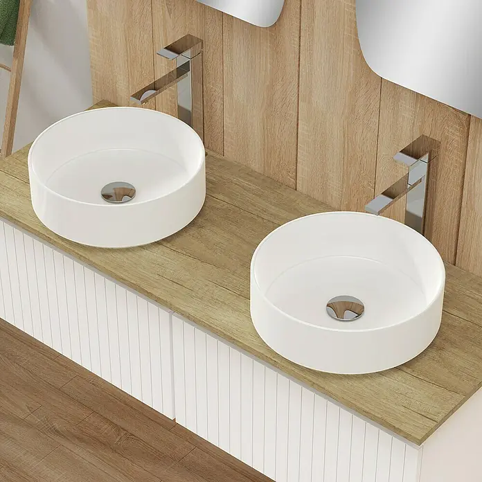 Artysan Conjunto de mueble de baño Yako - Blanco seda, 5 pzs. - Diseño elegante de baño con dos lavabos sobre encimera redondos y grifos modernos en una encimera de madera clara.