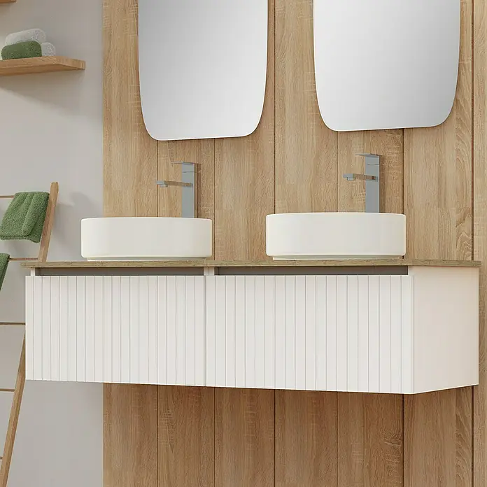 Artysan Conjunto de mueble de baño Yako - Blanco seda, 5 pzs. - Tocador con doble lavabo con dos lavabos sobre encimera y armarios blancos, con dos espejos colgando encima en una pared de madera.