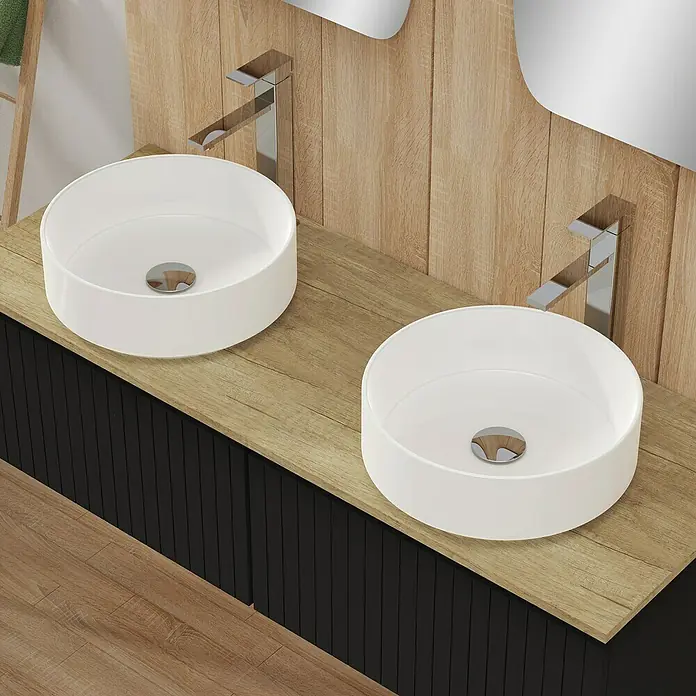 Artysan Conjunto de mueble de baño Yako - Negro, 5 pzs. - Baño moderno con dos lavabos sobre encimera redondos en una encimera de madera con frentes de armario negros y grifos minimalistas.