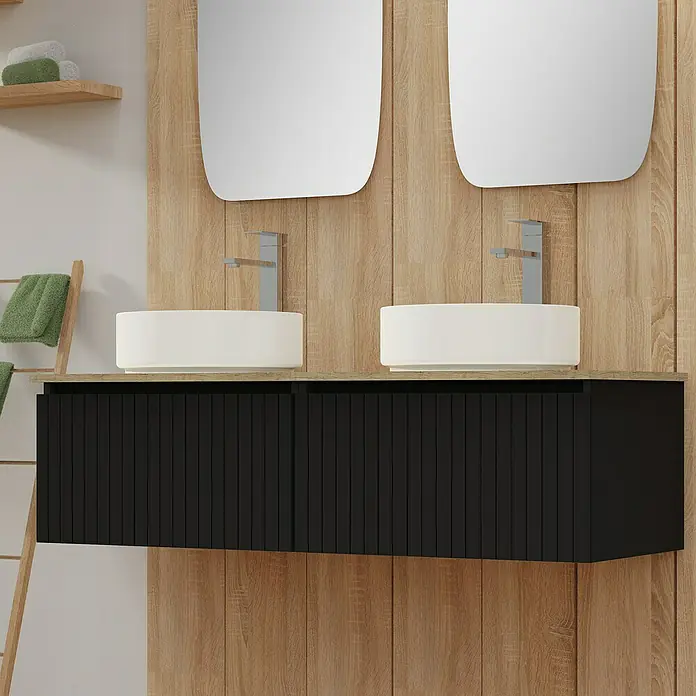Artysan Conjunto de mueble de baño Yako - Negro, 5 pzs. - Lavabo doble con mueble negro y fondo con textura de madera. Los lavabos son redondos y blancos.