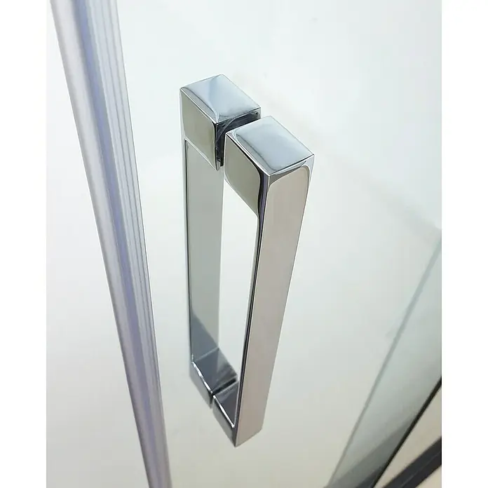 GME Mampara de ducha frontal Aktual Spazio - 190 x 195 cm, Vidrio serigrafiado, Plata brillo - Primer plano de un tirador de puerta cromado cuadrado y moderno en una puerta de ducha de vidrio, mostrando su diseño minimalista.