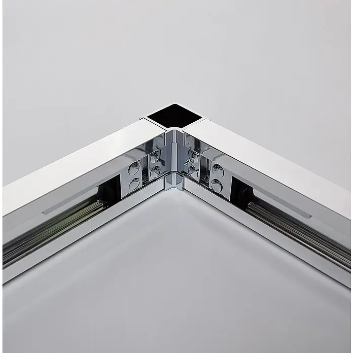 GME Mampara de ducha esquinera Basic Angular - L x An x Al: 100 x 100 x 196 cm, Vidrio transparente, Plata brillo - Primer plano de una esquina de un marco de ducha cromado brillante que muestra un diseño de baño moderno y minimalista.