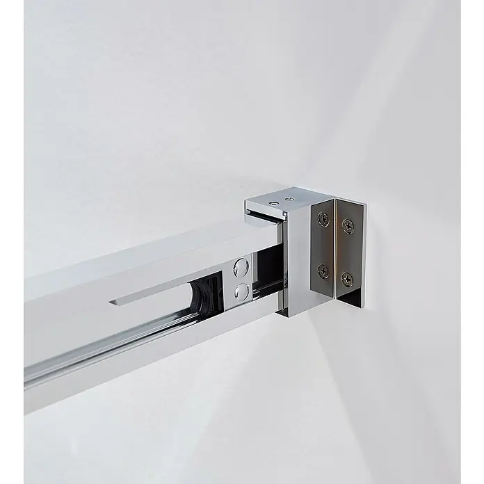GME Mampara de ducha esquinera Basic Angular - L x An x Al: 80 x 120 x 195 cm, Vidrio transparente, Plata brillo - Primer plano de una barra de cortina de ducha cromada, moderna y brillante montada en una pared blanca, mostrando un elegante accesorio de baño.