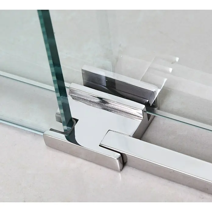 GME Mampara de ducha frontal Moving - 135 x 199 cm, Espesor de vidrio: 8 mm, Cromo - Primer plano de un accesorio de vidrio, que sujeta de forma segura un panel de vidrio. El metal brillante proporciona estabilidad y un aspecto moderno.