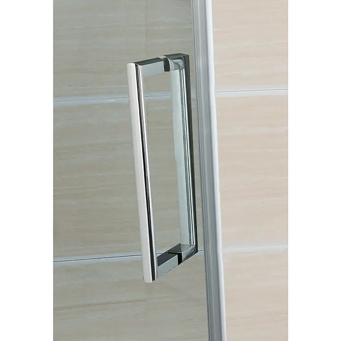 GME Mampara de ducha frontal Moving - 135 x 199 cm, Espesor de vidrio: 8 mm, Cromo - Primer plano de un moderno tirador de puerta de ducha en cromo brillante sobre un fondo de azulejos beiges.