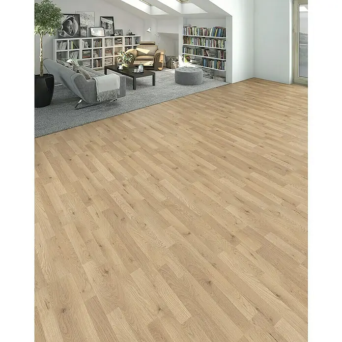 Living by Haro Laminatmuster Sonderedition Steineiche290 x 193 x 7 mm, Schiffsboden - Einladender Wohnraum mit hellem Holzboden und stilvoller Einrichtung. Der Boden verleiht dem Raum Wärme und eine natürliche Atmosphäre.