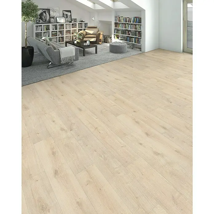 Living by Haro Laminatmuster Sonderedition Eiche Siena weiß - 290 x 193 x 7 mm, Landhausdiele - Helles Laminat mit Holzoptik verlegt im Wohnzimmer. Das Laminat sorgt für eine freundliche und moderne Atmosphäre im Raum.