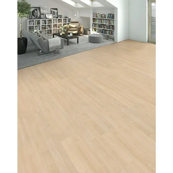 Living by Haro Laminatmuster Sonderedition Ahorn290 x 193 x 7 mm, Schiffsboden - Dieses Bild zeigt ein modernes Wohnzimmer mit hellen Holzböden, einem grauen Teppich und einer stilvollen Einrichtung. Der Fokus liegt auf dem Holzboden.